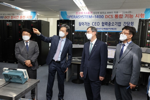 왼쪽부터 서상민 우리기술 전무, 노갑선 우리기술 대표, 정재훈 한수원 사장, 최일경 원전건설 처장