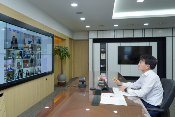 손병환 농협금융 회장과 계열사 CEO들이 최고경영자 협의회에서 ESG 전문가 초빙 강연을 듣고 있다. [사진=농협금융지주]