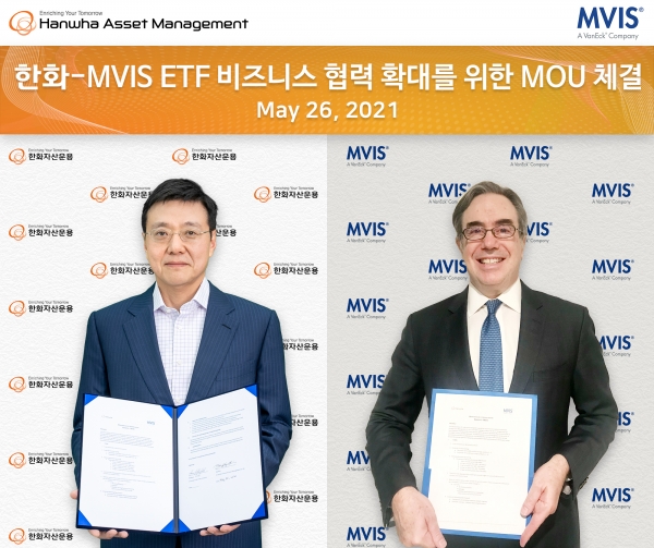김용현 한화자산운용 대표(왼쪽)와 스티븐 쇼엔펠드(Steven Schoenfeld) MV Index Solution(MVIS) 대표가 26일 오전 업무협약서(MOU)를 체결하고 사진 촬영을 하고 있다. [사진=한화자산운용]