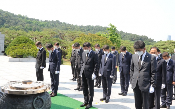 앞줄 오른쪽부터 왼쪽으로 ㈜한화 김승모 대표이사, 한화시스템 김연철 대표이사, 한화디펜스 손재일 대표이사.[사진: (주)한화 제공]