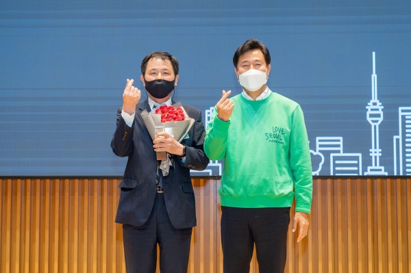 김용섭 효성티앤씨 대표이사(좌), ‘리젠서울’이 적용된 플리츠마마의 러브서울 에디션 상의를 입고 있는 오세훈 서울시장(우). [사진: 효성티앤씨 제공]