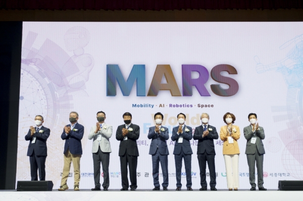 9일 대전컨벤션센터에서 개최된 제1회 MARS 월드포럼에서 (왼쪽에서 4번째) 김상철 한컴그룹 회장과 (왼쪽에서 5번째) 허태정 대전시장이 비전 선포식을 진행하고 있다.