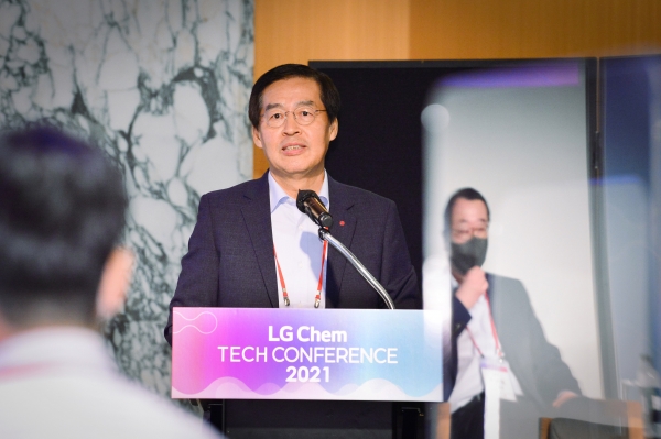 LG화학 신학철 부회장이 국내 R&D 인재 채용 행사인 테크컨퍼런스를 개최하며 환영사를 하고 있다.