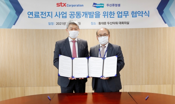 두산퓨얼셀 유수경 대표(오른쪽)와 ㈜STX 박상준 대표가 ‘연료전지 사업 공동개발을 위한 업무 협약식’을 마치고 기념사진을 촬영하고 있다.