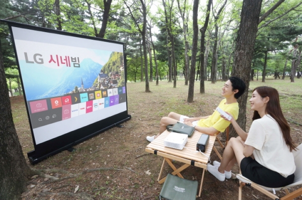 모델들이 ‘LG 시네빔’을 소개하고 있다. [사진: LG전자 제공]
