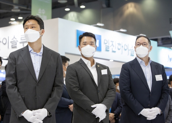 KOREA H2 Business Summit에 참가한 코오롱 이규호 부사장(가운데)이 기업 총수들과 8일 경기도 고양시 킨텍스에서 열린 '2021 수소모빌리티+쇼'에서 전시부스를 관람하고 있다.