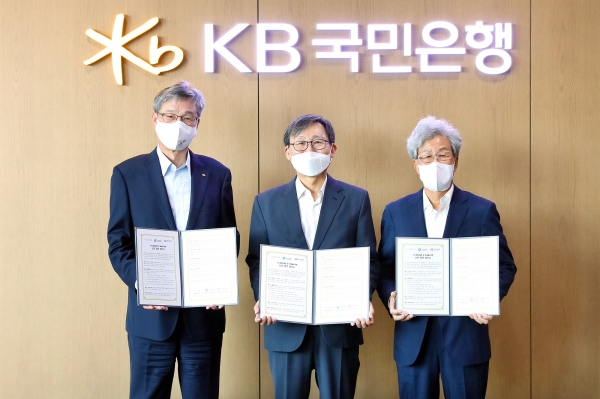 (왼쪽부터) 허인 KB국민은행장, 문재도 수소융합얼라이언스 회장, 김수보 엔지니어링공제조합 이사장이 기념촬영을 하고 있다. [사진=국민은행]