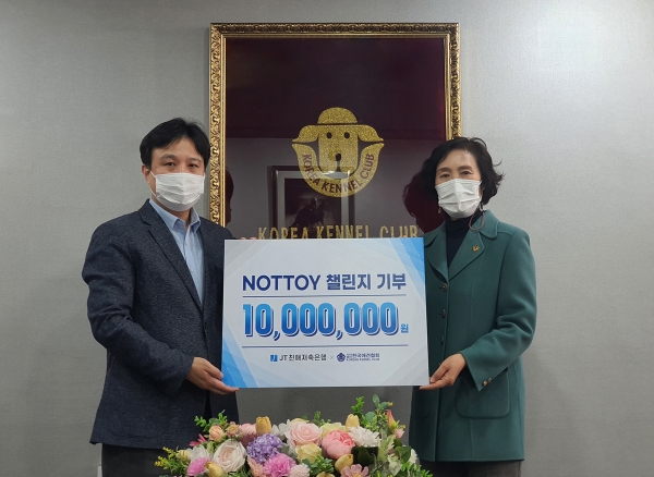 지난 17일 한국애견협회에서 열린 기부금 전달식에 참석한 (왼쪽부터) 조승진 JT친애저축은행 마케팅전략부 부장과 박애경 한국애견협회 사무총장이 기념촬영을 하고 있다. (사진제공=JT친애저축은행)