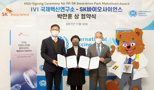 ▲SK바이오사이언스 안재용 대표(왼쪽), 故박만훈 부회장의 아내 이미혜 여사(중간). 국제백신연구소 사무총장 제롬 김(오른쪽)이 기념촬영을 하고 있다.