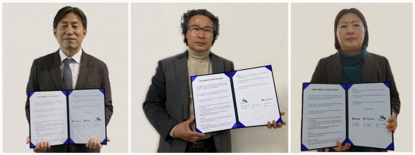 (왼쪽부터) 윤용 LG헬로비전 CRO 전무, 이해동 은평구청 공원녹지과 과장, 이정희 재단법인 녹색미래 사무국장이 생물종 다양성 보전을 위한 업무협약서를 들고 있는 모습.