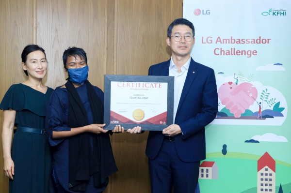 LG전자 강진국 남아공법인장(오른쪽 첫 번째)과 희망친구 기아대책 이주희 남아프리카공화국 사업담당자(세 번째)가 LG 앰버서더로 선정된 남아공 지역주민과 함께 기념촬영을 하고 있다.