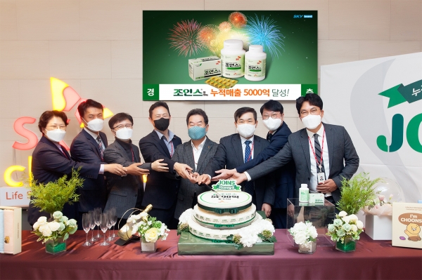▲SK케미칼의 관절염 치료제 조인스정이 누적 매출 5천억원을 돌파하면서 전광현 대표 (사진 우측 4번째)와 SK케미칼 구성원들이 기념 케익을 자르고 있다. [사진제공=SK케미칼]