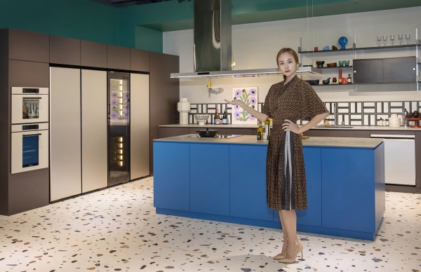 삼성전자 모델이 삼성디지털프라자 강남본점에서 비스포크 인피니트 신제품을 소개하고 있다. [사진=삼성전자 제공]