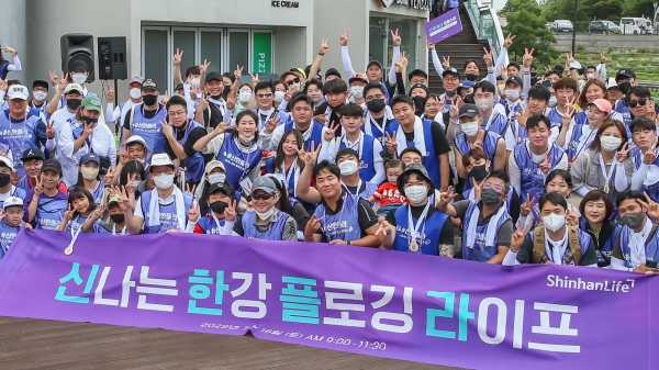지난 16일 여의도 한강공원에서 진행된 플로깅 캠페인에 참석한 신한라이프 성대규 사장이 참석자들과 함께 기념촬영을 하고 있다. [사진제공=신한라이프]