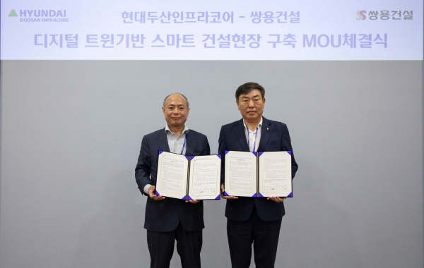 이동욱 현대두산인프라코어 기술원 부사장(사진에서 왼쪽)과 김민경 쌍용건설 토목본부장이 상호협력 양해각서를 체결한 뒤 기념촬영을 하고 있다. [사진제공=현대두산인프라코어]