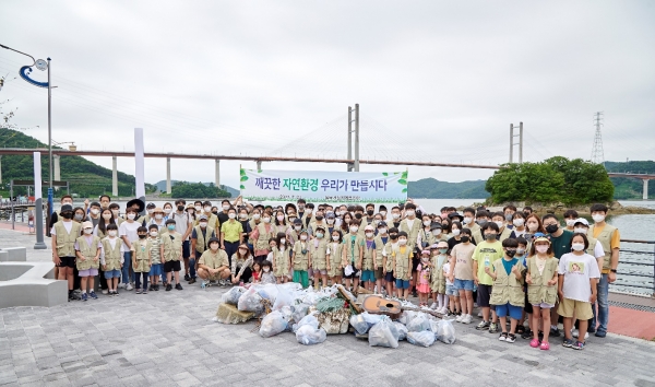 볼보그룹코리아 임직원 및 협력사 직원과 가족들이 환경정화 봉사활동을 마치고 기념촬영을 하고 있다. [사진제공= 볼보그룹코리아]