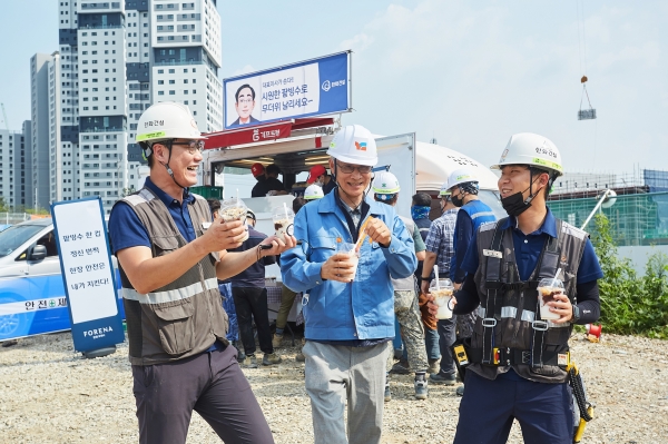 지난 26일 과천지식정보타운 7블록 오피스빌딩 신축공사 현장에 찾아가는 팥빙수차가 방문해 한화건설과 협력사 등 모든 현장 근로자에게 팥빙수를 제공했다. [사진제공=한화건설]