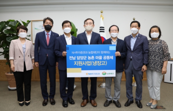 왼쪽부터 한인숙 NH농협은행 단양군청출장소장, 이창기 NH농협은행 전남영업본부장, 김형신 NH투자증권 부사장, 이병노 담양군수, 강성남 단양군 복지재단 이사장, 이재연 담양군 지부장, 김민지 담양군 주민복지과장이 전달식 후 기념 촬영하고 있다. [사진제공=NH투자증권]