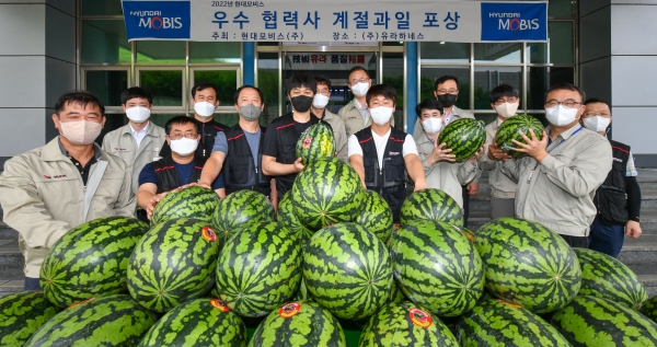 현대모비스가 지난 27일 경기도 화성시 소재 ㈜유라하네스 임직원들에게 계절과일과 감사장을 전달하고 기념촬영을 하고 있다. [사진제공=현대모비스]