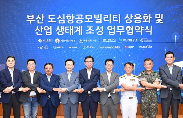27일 부산시청에서 열린 업무 협약식에서 박형준 부산시장(가운데)과 허윤홍 GS건설 신사업부문 대표(오른쪽 첫번째) 등 각 사 관계자들이 참석해 기념촬영하고 있다. [사진제공=GS건설]