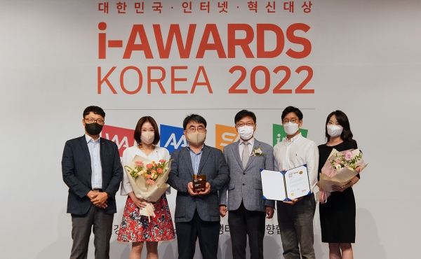 롯데건설마케팅부문 한정호 상무(왼쪽에서 세 번째)가 ‘소셜아이어워드 2022’시상식에서 수상 후 기념촬영을 하고 있다. [사진제공=롯데건설]