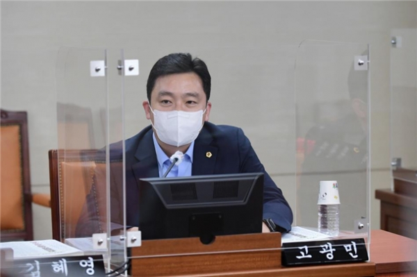 서울시의회 교육위원회 고광민 부위원장이 제311회 임시회 교육위원회 제1차 회의에서 질의를 하고있다. [사진제공=서울시의회]