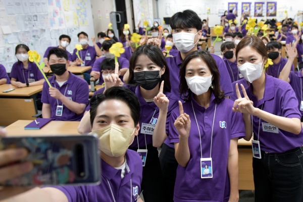 송미선 하나투어 대표(사진에서 오른쪽 두번째)가 입문교육과정에서 특별상을 수상한 신입사원들과 기념촬영을 하고 있다. [사진제공=하나투어]