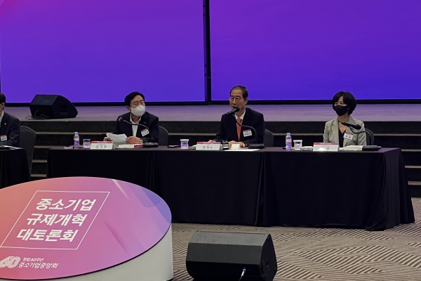 ▲ 김기문 중소기업중앙회 회장(사진 왼쪽부터), 한덕수 국무총리, 이영 중소벤처기업부 장관 모습 [사진=김하슬 기자]