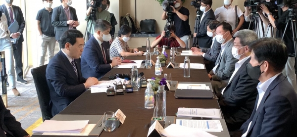 이창양 산업부 장관과 조선3사 대표 등이 조찬간담회를 진행하고 있다. [사진=박나연 기자]