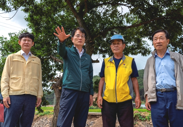 손병환 농협금융지주 회장(왼쪽에서 두 번째)이 폭우피해를 입은 농업인을 위로하고 피해현장 점검에 나서고 있다.[사진제공=NH농협금융]