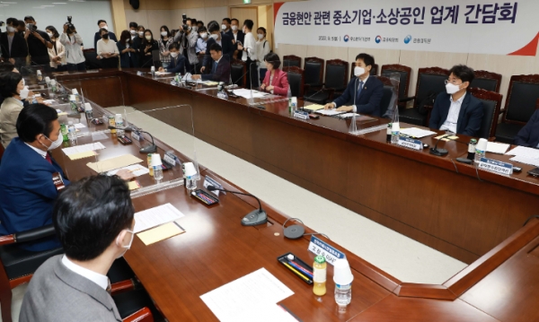 5일 오전 서울 중구 대·중소기업·농어업협력재단에서 개최된 중소기업·소상공인 업계 간담회에서 이영 중기부 장관, 이복현 금감원장 등 중소기업·소상공인 협·단체장들과 만기연장 및 새출발기금 관련 업계 요구사항을 청취하였습니다.