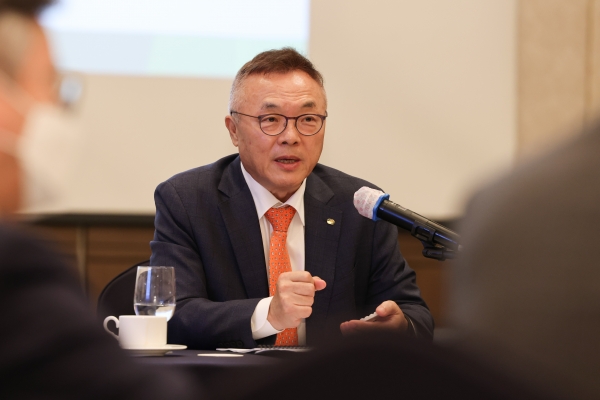 황주호 한국수력원자력 사장이 26일 경주 힐튼호텔에서 본사 및 사업소 등 주요 간부 50여 명이 참석한 가운데 개최된 '전사 조직장 혁신 워크숍'에서 이야기하고 있다. [사진제공=한국수력원자력]