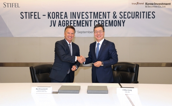 9월 27일(현지시간) 스티펄 뉴욕 오피스에서 정일문 한국투자증권 사장(오른쪽)과 론 크루셥스키 스티펄 회장이합작회사 'SF 크레딧파트너스' 설립을 위한 계약 체결 후 기념 사진을 촬영하고 있다.