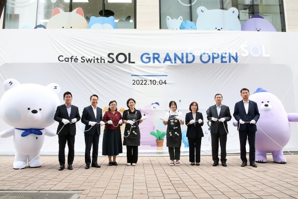 서울시 중구 명동에 위치한 ‘카페스윗 쏠(Café Swith SOL)’ 오픈 행사에서 신한은행 진옥동 은행장(왼쪽 두번째), 사회협동조합 스윗 이정자 이사(왼쪽 세번째), 청음복지관 김명희 사무국장(오른쪽 세번째), 신한카드 임영진 사장(오른쪽 두번째), 신한투자증권 이영창 사장(왼쪽 첫번째), 신한투자증권 김상태 사장(오른쪽 첫번째)이 제막식 촬영하고 있다.