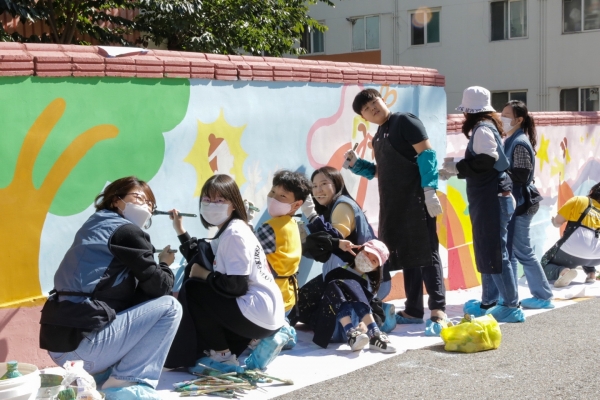 지난 15일 '참벗나눔 봉사단'이 인천 계양구 계양동에서 '행복나눔 벽화그리기'를 진행하고 있다. [사진제공=한국투자증권]