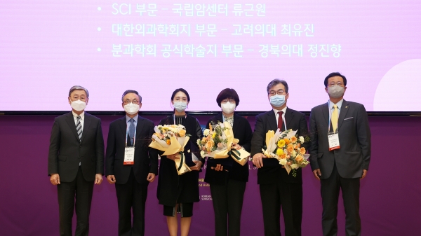 지난 5일 '2022 두산연강외과학술상' 시상식에서 (왼쪽부터)두산연강재단 박용현 이사장, 대한외과학회 이문수 회장, 고려대병원 최유진 조교수, 경북대병원 정진향 교수, 국립암센터 류근원 연구원, 대한외과학회 이우용 이사장이 기념사진을 촬영하고 있다. [사진=두산연강재단]