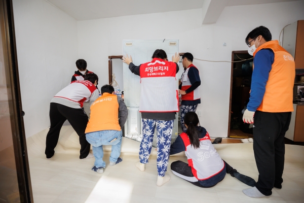 지난 5일, 한화손해보험 대구지역 재난봉사단이, 대구 달서구에서 집수리 봉사활동을 하고 있다.[사진제공=한화손해보험]