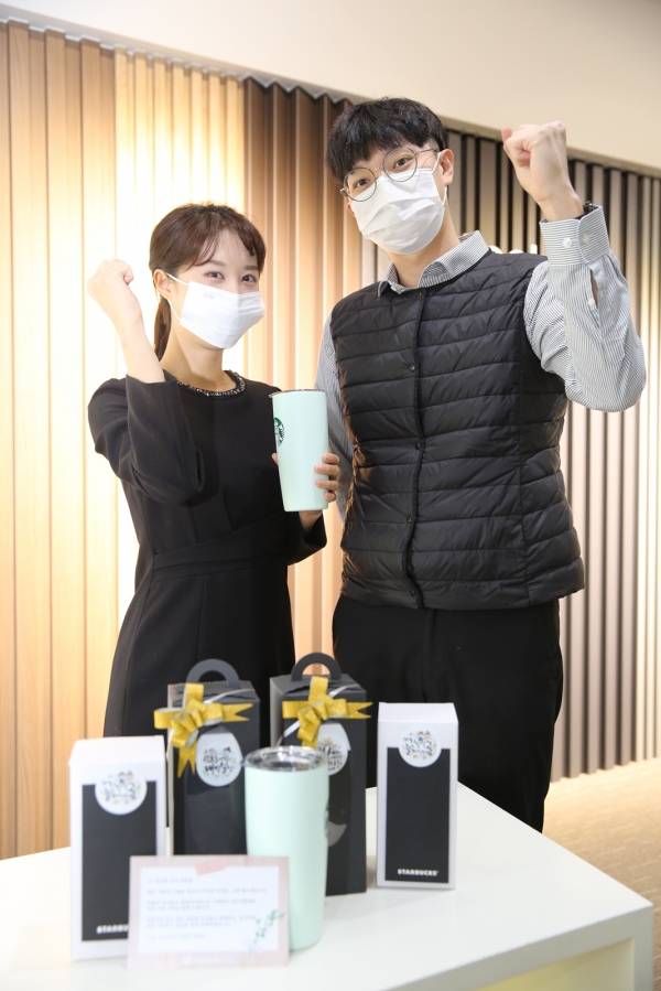 동국제강 임직원들이 임직원 수험생 자녀에게 전달될 응원 선물과 함께 기념사진을 촬영하고 있다. [사진=동국제강]