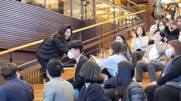 22일 오전 서울 종로구 SK서린빌딩에서 열린 SK이노베이션 11월 행복산책 강연자로 나선 오은영 박사가 SK이노베이션 구성원들과 악수를 나누며 무대로 입장하고 있다. [사진=SK이노베이션]