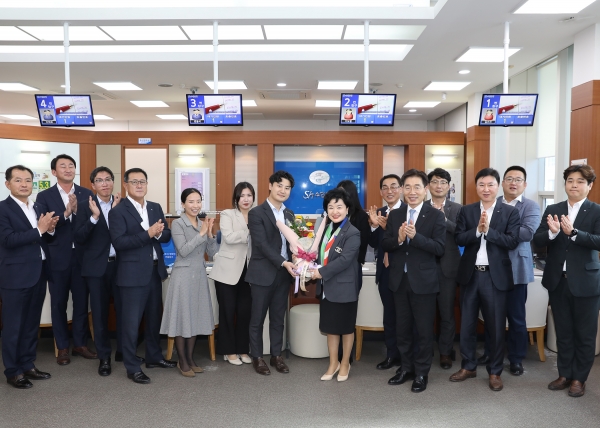 지난 25일 강신숙 Sh수협은행장(사진 가운데)이 제주지역금융본부를 찾아 현장경영을 마치고 직원들과 기념촬영을 하고 있다. [사진제공=Sh수협은행]