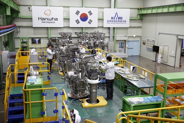 발사체 엔진 조립중인 작업자 모습 [사진=한화에어로스페이스]
