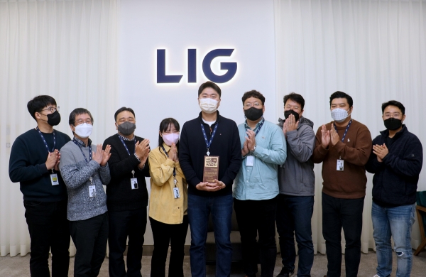 (왼쪽에서 다섯 번째) 한국전자파학회(KIEES)로부터 '젊은 연구자상'을 수상한 박명훈 LIG넥스원 선임연구원이 체계공학팀 동료들의 축하를 받고 있다. [사진=LIG넥스원]