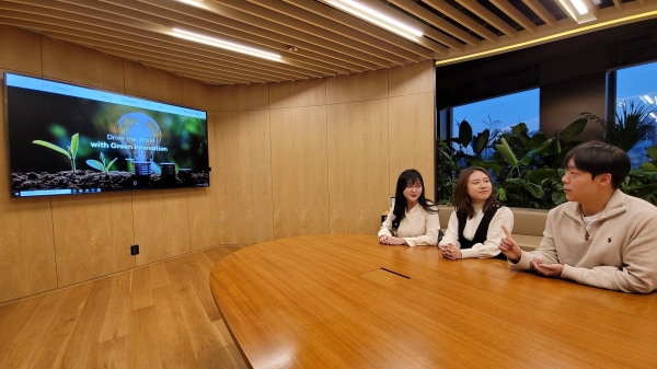SK이노베이션 구성원들이 서울 종로구 SK서린빌딩에서 SK이노베이션의 새 홈페이지를 보고 있다. [사진=SK이노베이션]