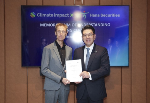 이은형 하나증권 대표(오른쪽)와 Mikkel Larsen CIX 대표(왼쪽)가 협약식에서 기념촬영을 하고 있다. [사진제공=하나증권]