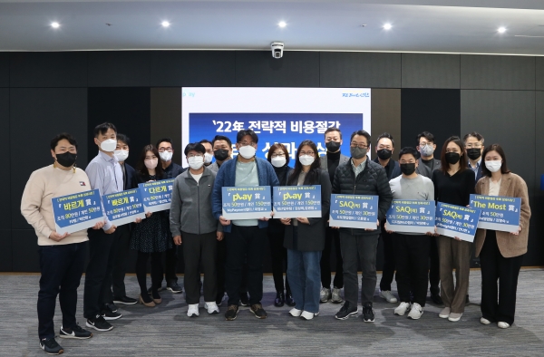 시상식에 참석한 수상자들과 부서 관계자들이 기념촬영을 하고 있다. [사진제공=신한카드]