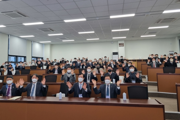 지난 20일 성과공유회에서 사회적경제기업과의 상생과 협력을 위해 신협 임직원들이 파이팅을 외치고 있다. [사진제공=신협중앙회]