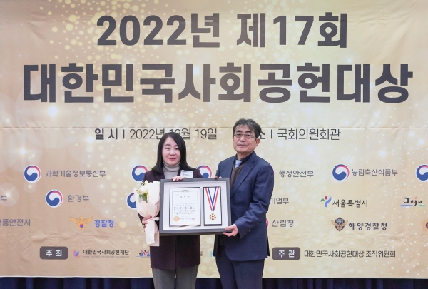 지난 19일 여의도 국회의원회관에서 진행된 시상식에서 하현남 BC카드 페이북컴퍼니 CXTF장(사진 왼쪽) 등이 기념촬영을 하고 있다. [사진제공=BC카드]