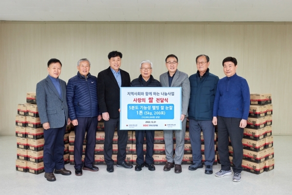 HDC현대산업개발은 21일 서울시 관악구청에서 관악구 취약 노인 계층의 건강하고 따뜻한 겨울나기를 위한 사랑의 쌀 전달식을 진행했다. (왼쪽에서 세 번째) 송도호 서울특별시의회 의원, (왼쪽에서 네 번째)배정웅 대한노인회 관악구지회장, (왼쪽에서 다섯 번째) 신왕섭 HDC현대산업개발 상무