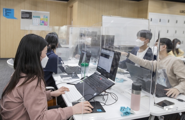 지난 10월 서울 강남구 '삼성청년SW아카데미' 서울캠퍼스에서 7기 교육생들이 프로젝트 수업을 진행하고 있다. [사진=삼성전자]