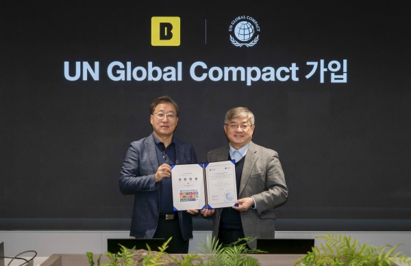 지난 23일 UNGC 가입 증서 전달식에서 윤호영 카카오뱅크 대표(사진 왼쪽부터)가 유연철 UNGC 한국 협회 사무총장이 기념촬영을 하고 있다. [사진제공=카카오뱅크]